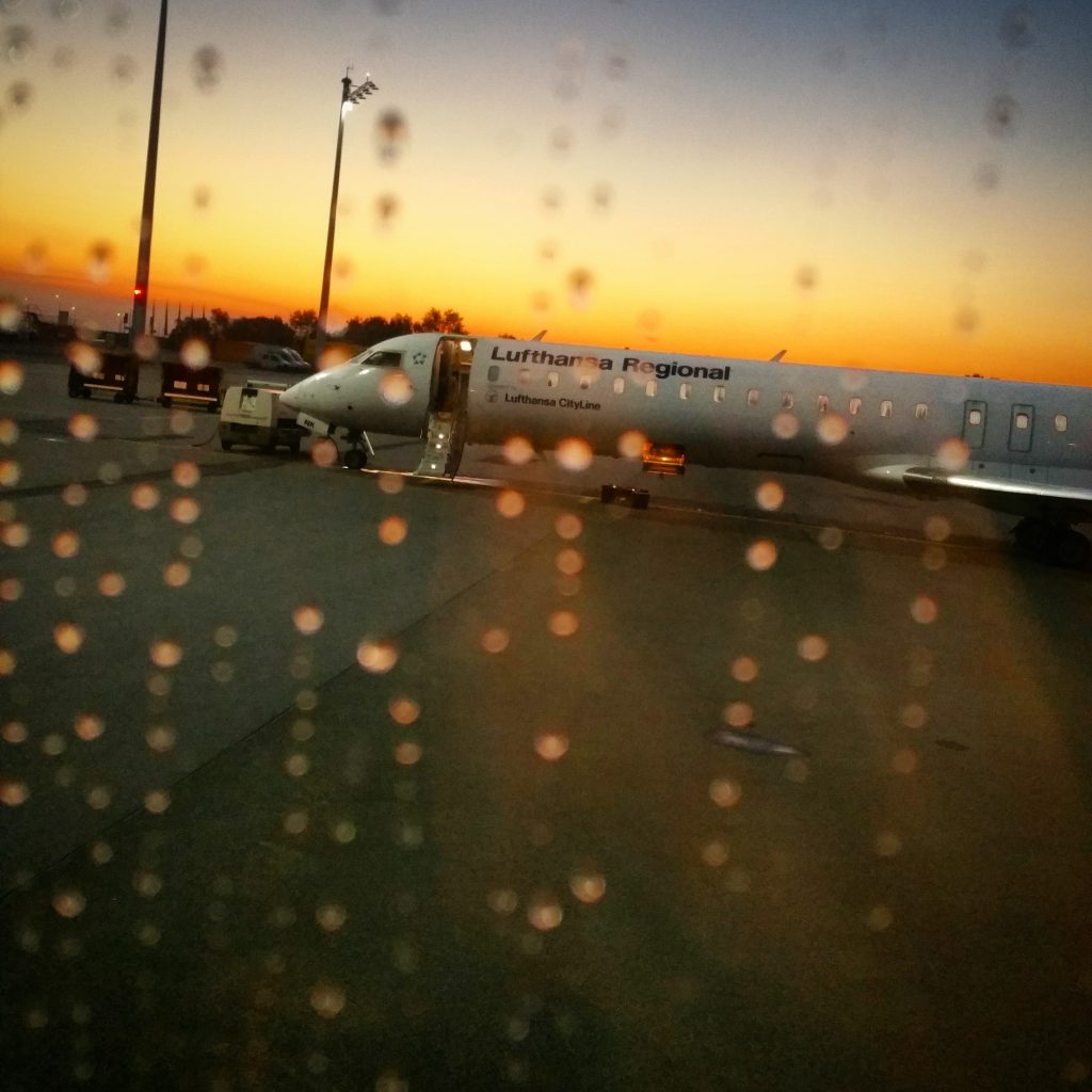 Mit Bus zum Flieger bei Sonnenaufgang