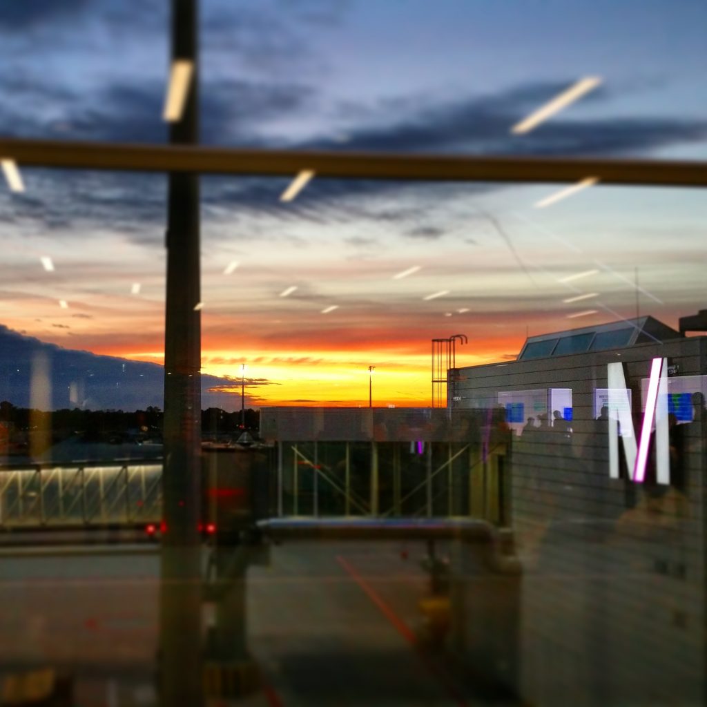 Münchner Flughafen bei Sonnenaufgang