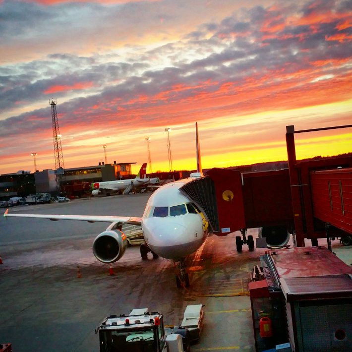 Flughafen Stockholm bei Sonnenuntergang